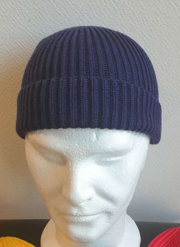 Réf3.2 Bonnet d'hiver bleu cobalt extensible, ajustable et convenant à tous les tours de tête. Ce produit trouve son originalité par une grande douceur et une légèreté ressenties dés son porté. Son type de textile se compose pour 49,4% de viscose, 32% de polyester et 18,6% de nylon. Nettoyage 30 degrés maximum.