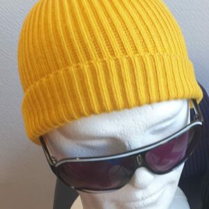 Réf5.1 Bonnet d'hiver jaune aurore extensible, ajustable et convenant à tous les tours de tête. Ce produit trouve son originalité par une grande douceur et une légèreté ressenties dés son porté. Son type de textile se compose pour 49,4% de viscose, 32% de polyester et 18,6% de nylon. Nettoyage 30 degrés maximum.