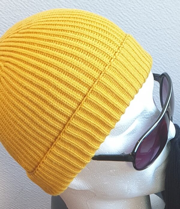 Réf5.2 Bonnet d'hiver jaune aurore extensible, ajustable et convenant à tous les tours de tête. Ce produit trouve son originalité par une grande douceur et une légèreté ressenties dés son porté. Son type de textile se compose pour 49,4% de viscose, 32% de polyester et 18,6% de nylon. Nettoyage 30 degrés maximum.