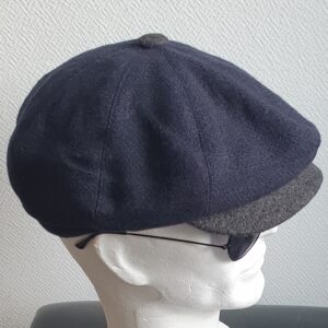 Béret laine mélangée d'hiver en gris acier, entièrement doublé. Un ajustement est fourni par l'application d'une bande élastique cousue au tissu à l'arrière du couvre-chef. Taille : 57 à 59. Prix : 25.95€.