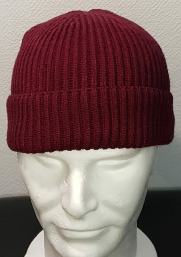 Réf7.1 Bonnet d'hiver rouge grenat extensible, ajustable et convenant à tous les tours de tête. Ce produit trouve son originalité par une grande douceur et une légèreté ressenties dés son porté. Son type de textile se compose pour 49,4% de viscose, 32% de polyester et 18,6% de nylon. Nettoyage 30 degrés maximum.