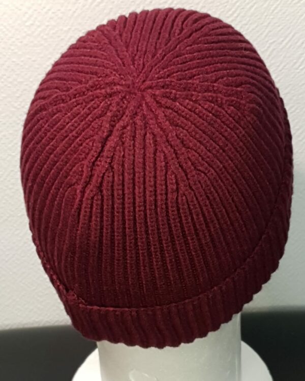 Réf7.2 Bonnet d'hiver rouge grenat extensible, ajustable et convenant à tous les tours de tête. Ce produit trouve son originalité par une grande douceur et une légèreté ressenties dés son porté. Son type de textile se compose pour 49,4% de viscose, 32% de polyester et 18,6% de nylon. Nettoyage 30 degrés maximum.