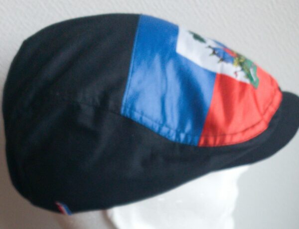 Béret drapeau Haïti en visuel. Entièrement doublé. Tissu coton Sergé. Extensible à l'arrière. Taille unique. Made in Paris.