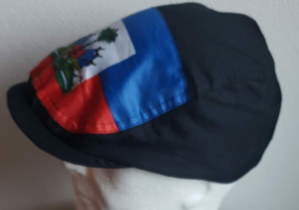 Béret drapeau Haïti en visuel. Entièrement doublé. Tissu coton Sergé. Extensible à l'arrière. Taille unique. Made in Paris.