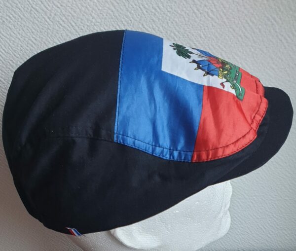 Béret drapeau Haïti en visuel. Entièrement doublé. Tissu coton Sergé. Extensible à l'arrière. Taille unique. Made in Paris.