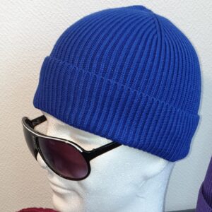 Réf8.1 Bonnet d'hiver bleu saphir extensible, ajustable et convenant à tous les tours de tête. Ce produit trouve son originalité dans une grande douceur et dans une légèreté ressenties dés son porté. Son type de textile se compose pour 49,4% de viscose, 32% de polyester et 18,6% de nylon. Nettoyage 30 degrés maximum.