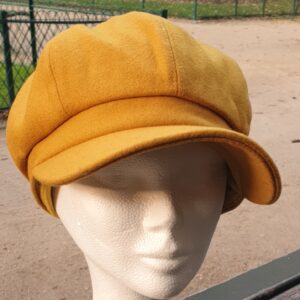 1.1 Gavroche d'hiver en tissu laine mélangée sur une couleur originale jaune vénitien. Réglable à l'arrière par une bande élastique. . Entièrement doublé.  Taille unique. Fabriqué en Chine. Prix :19.95€