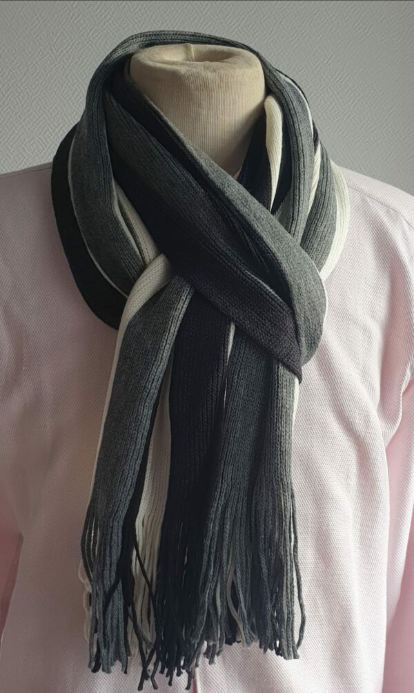 1.5 Foulard-Écharpe d'hiver en acrylique de couleur gris blanc noir. Fabriquée en Chine. Taille unique.