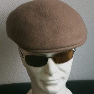 10.1Casquette bombée en beige et sur un type de laine intégrale entièrement appréciée pour sa douceur. Convient à Tous et unisexe. Confectionnée en Italie. Taille : 54 à 60. Prix : 25€.