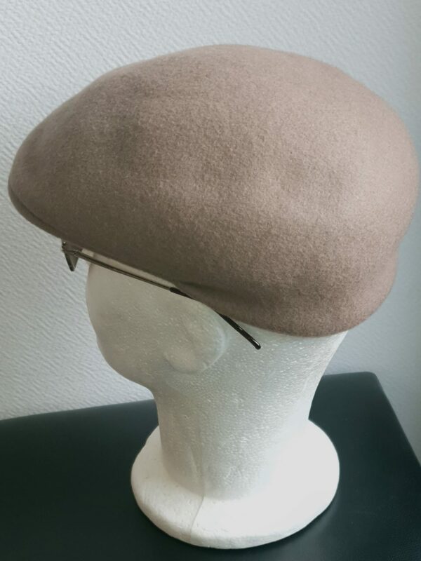 10.4Casquette bombée en beige et sur un type de laine intégrale entièrement appréciée pour sa douceur. Convient à Tous et unisexe. Confectionnée en Italie. Taille 54 à 60.