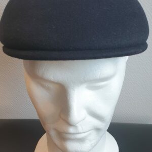 11.1Casquette bombée en beige et sur un type de laine entièrement appréciée pour sa douceur. Convient à Tous. Confectionnée en Italie. Taille 54 à 60. Prix : 25€