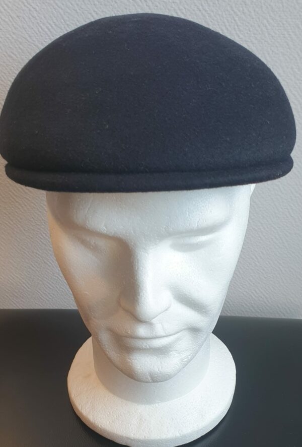 11.1Casquette bombée en beige et sur un type de laine entièrement appréciée pour sa douceur. Convient à Tous. Confectionnée en Italie. Taille 54 à 60. Prix : 25€