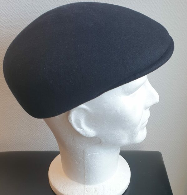 11.2Casquette bombée en beige et sur un type de laine entièrement appréciée pour sa douceur. Convient à Tous. Confectionnée en Italie. Taille 54 à 60.