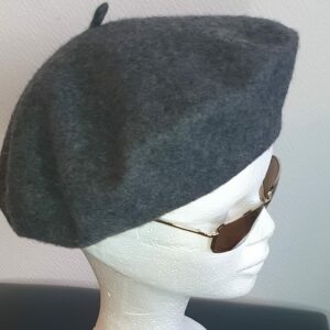 15.1Béret femme d'hiver en gris ardoise et en laine sur un modèle classique de qualité supérieure. Taille unique. Création française. Prix : 14€