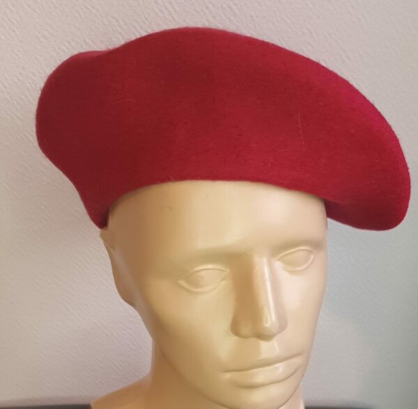 2.1Béret d'hiver rouge grenadine sur un modèle classique de qualité supérieure. Taille unique. Création française. Prix : 14€