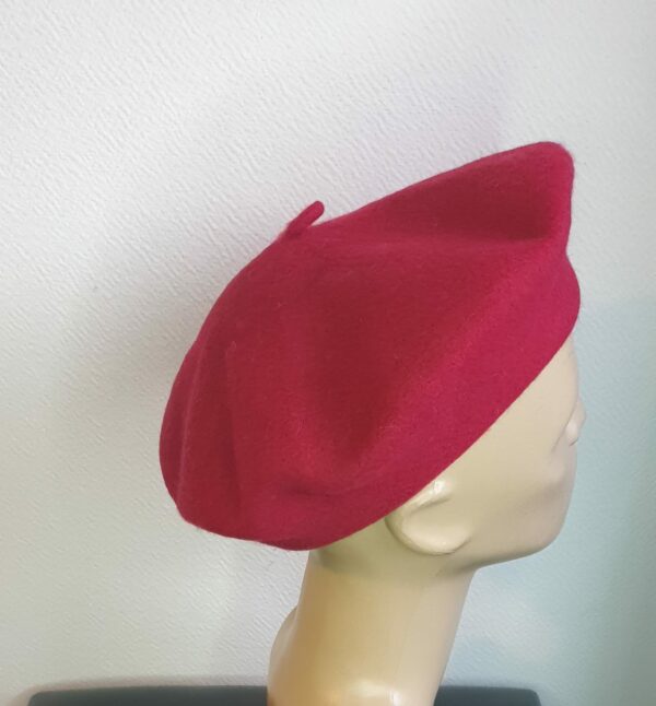 2.2Béret d'hiver rouge grenadine sur un modèle classique de qualité supérieure. Taille unique. Création française.