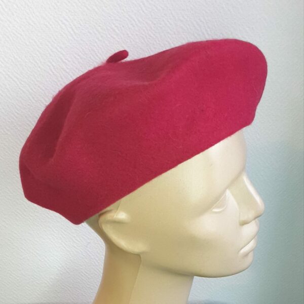 2.3Béret d'hiver rouge grenadine sur un modèle classique de qualité supérieure. Taille unique. Création française.