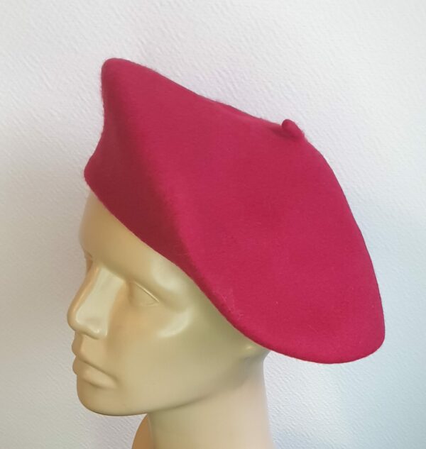 2.4Béret d'hiver rouge grenadine sur un modèle classique de qualité supérieure. Taille unique. Création française.