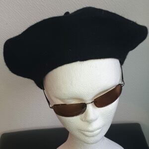 5.1Béret femme d'hiver en noir et en laine sur un modèle classique de qualité supérieure. Taille unique. Création française. Prix : 14€