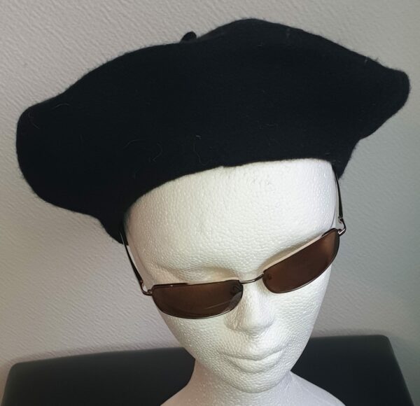 5.1Béret femme d'hiver en noir et en laine sur un modèle classique de qualité supérieure. Taille unique. Création française. Prix : 14€