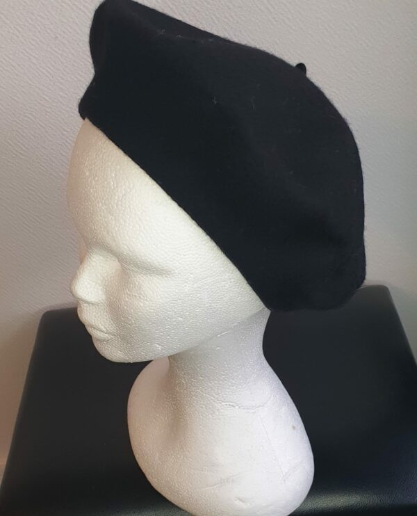 5.2Béret femme d'hiver en noir et en laine sur un modèle classique de qualité supérieure. Taille unique. Création française.