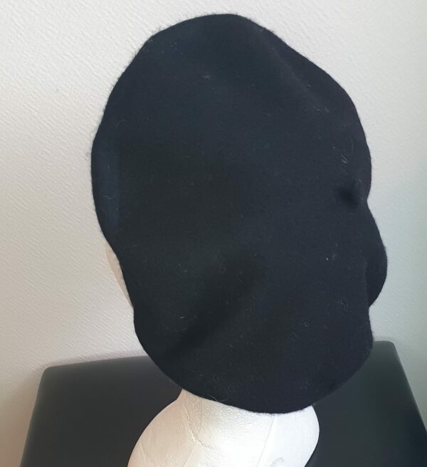 5.3Béret femme d'hiver en noir et en laine sur un modèle classique de qualité supérieure. Taille unique. Création française.