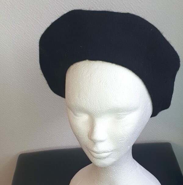 5.4Béret femme d'hiver en noir et en laine sur un modèle classique de qualité supérieure. Taille unique. Création française.