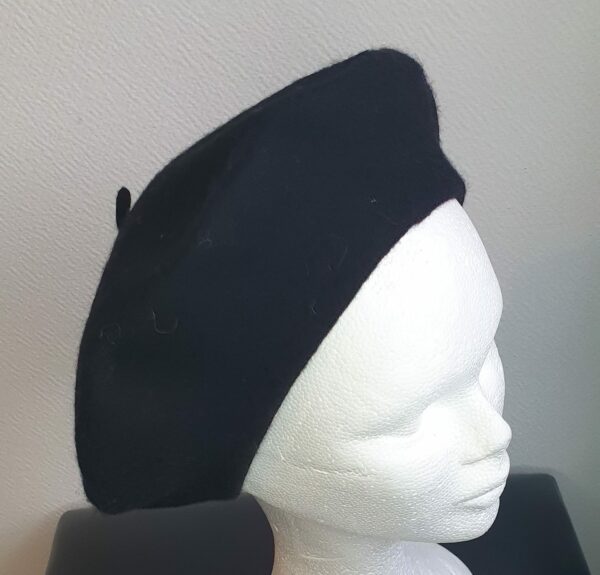 5.5Béret femme d'hiver en noir et en laine sur un modèle classique de qualité supérieure. Taille unique. Création française.