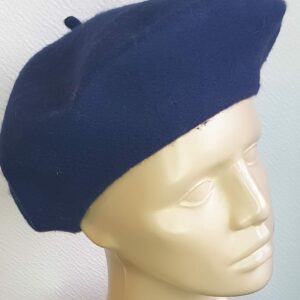 7.1Béret femme d'hiver en bleu cobalt et en laine sur un modèle classique de qualité supérieure. Taille unique. Création française. Prix : 14€