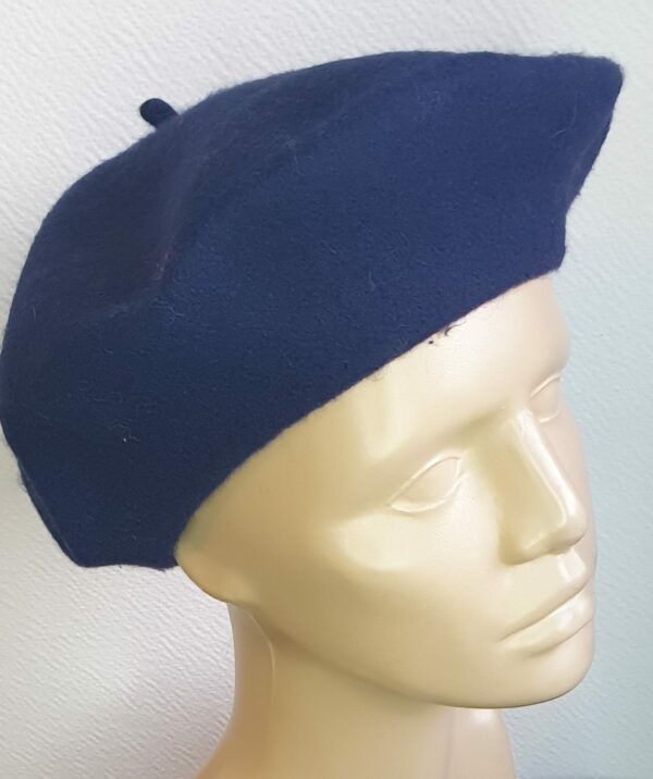 7.1Béret femme d'hiver en bleu cobalt et en laine sur un modèle classique de qualité supérieure. Taille unique. Création française. Prix : 14€