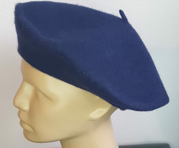 7.2Béret femme d'hiver en bleu cobalt et en laine sur un modèle classique de qualité supérieure. Taille unique. Création française.