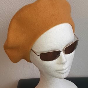 8.1Béret femme d'hiver en jaune moutarde et en laine sur un modèle classique de qualité supérieure. Taille unique. Création française. Prix : 14€