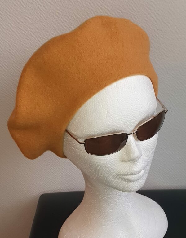 8.1Béret femme d'hiver en jaune moutarde et en laine sur un modèle classique de qualité supérieure. Taille unique. Création française. Prix : 14€