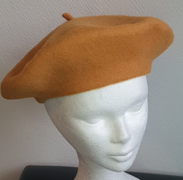 8.2Béret femme d'hiver en jaune moutarde et en laine sur un modèle classique de qualité supérieure. Taille unique. Création française.