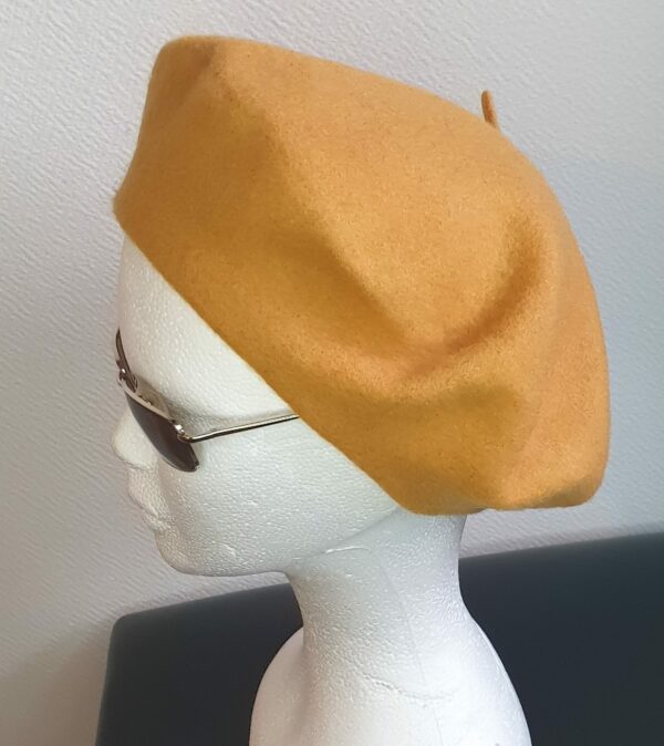 8.3Béret femme d'hiver en jaune moutarde et en laine sur un modèle classique de qualité supérieure. Taille unique. Création française.