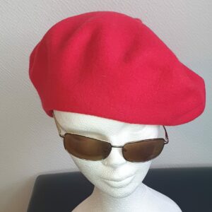 9.1Béret femme d'hiver en rouge framboise sur un modèle classique de qualité supérieure. Création française. Taille unique. Prix : 14€