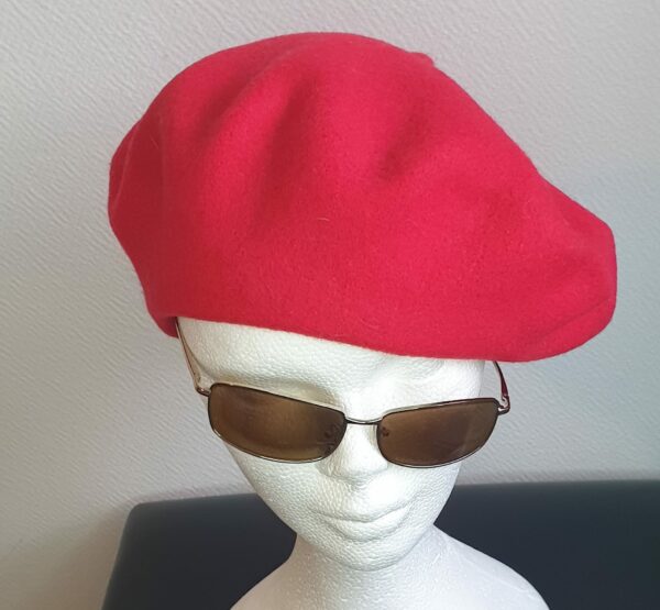 9.1Béret femme d'hiver en rouge framboise sur un modèle classique de qualité supérieure. Création française. Taille unique. Prix : 14€