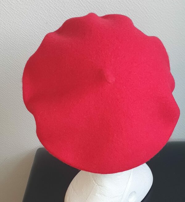 9.2Béret femme d'hiver en rouge framboise sur un modèle classique de qualité supérieure. Création française. Taille unique.