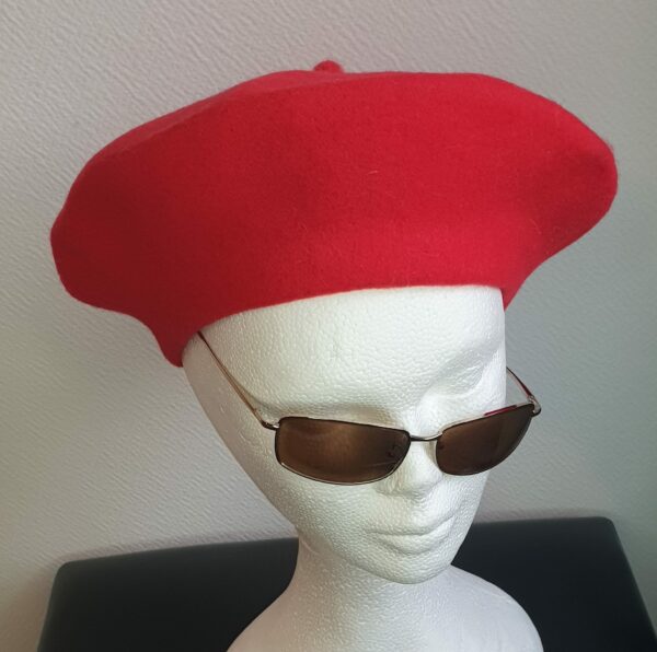 9.3Béret femme d'hiver en rouge framboise sur un modèle classique de qualité supérieure. Création française. Taille unique.