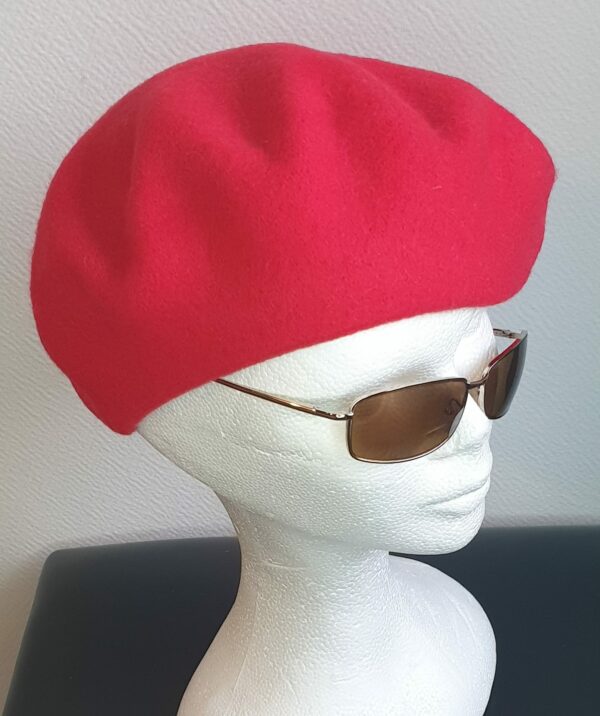 9.4Béret femme d'hiver en rouge framboise sur un modèle classique de qualité supérieure. Création française. Taille unique.