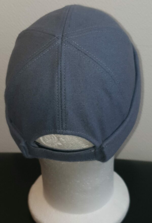 23.3Docker bonnet miki en laine. Style breton en bleu ciel. Patte de serrage à l'arrière. Taille unique. Fabriqué en France.