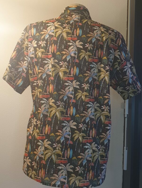 3.4Chemise homme à manches courtes et cintrée près du corps. Tissu en coton sur un imprimé tropical. Série limitée. Confectionnée en France.