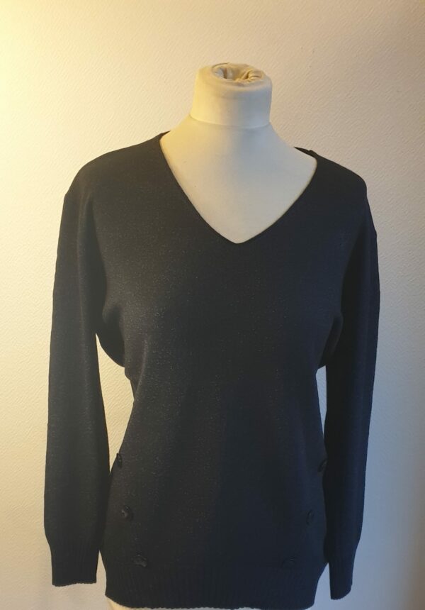 2.1Pull-tunique en noir. Tissu composé de laine 10%, nylon 15%, polyester 15%, modal 30%, viscose 25%. Taille : S, M, L, XL. Prix : 29.95€