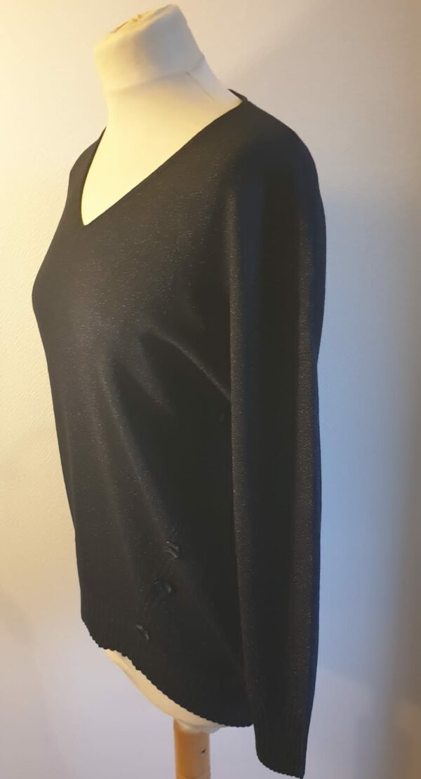 2.3Pull-tunique en noir. Tissu composé de laine 10%, nylon 15%, polyester 15%, modal 30%, viscose 25%.