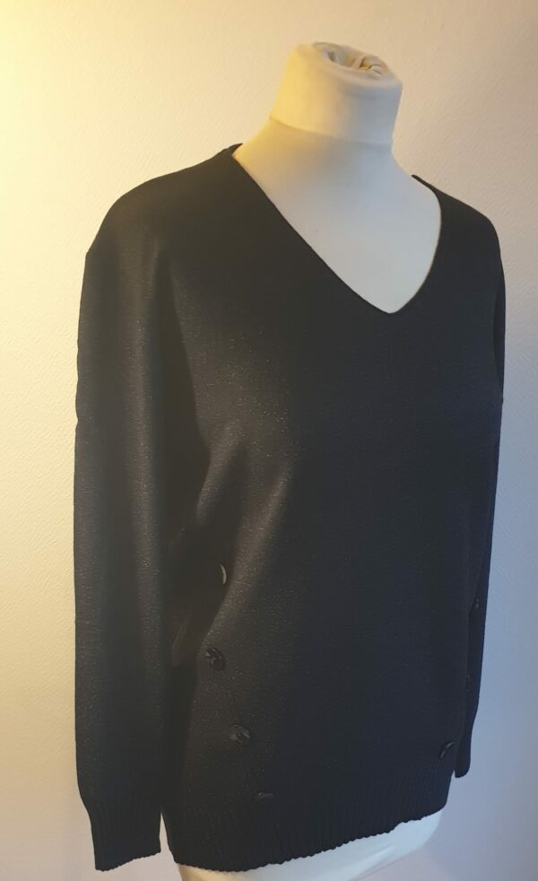 2.4Pull-tunique en noir. Tissu composé de laine 10%, nylon 15%, polyester 15%, modal 30%, viscose 25%.