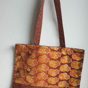 3.1Tote-bag en marron avec poche intérieure. Dimension 41cmx38cm. Création Anjero. Prix : 15€