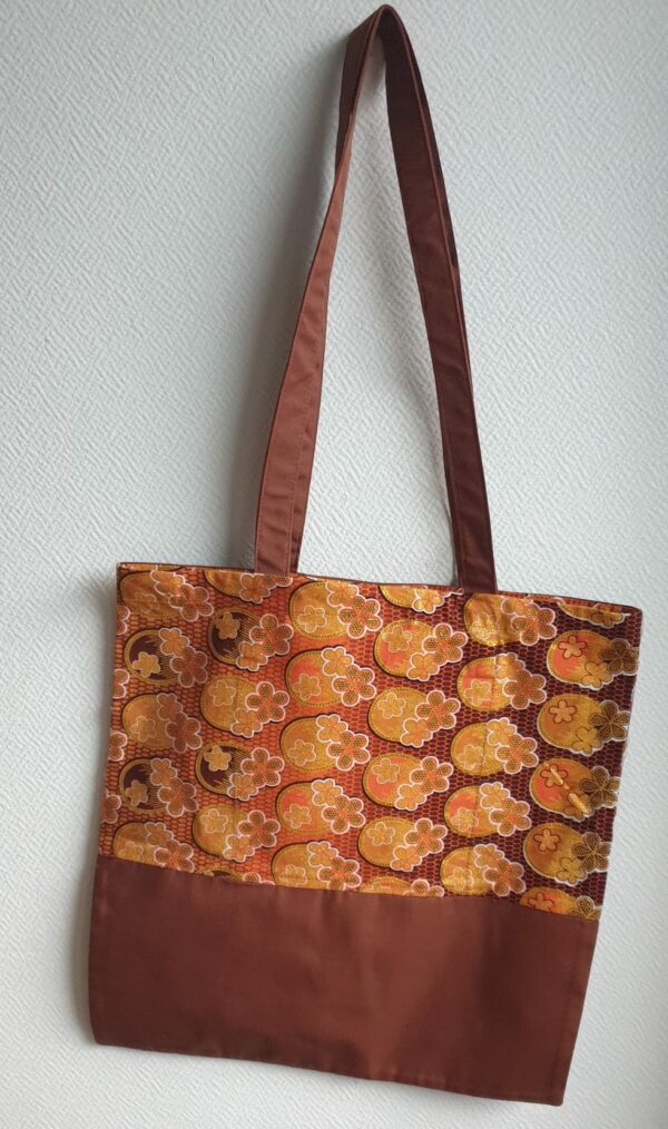 3.1Tote-bag en marron avec poche intérieure. Dimension 41cmx38cm. Création Anjero. Prix : 15€