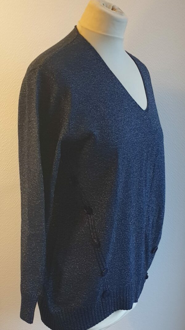 3.2Pull-tunique en gamme bleu royal . Tissu composé de laine 10%, nylon 15%, polyester 15%, modal 30%, viscose 25%.