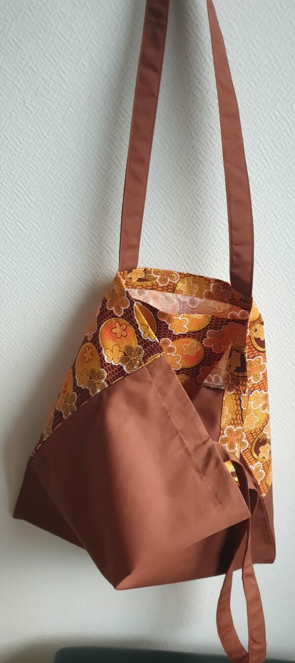 3.2Tote-bag en marron avec poche intérieure. Dimension 41cmx38cm. Création Anjero.