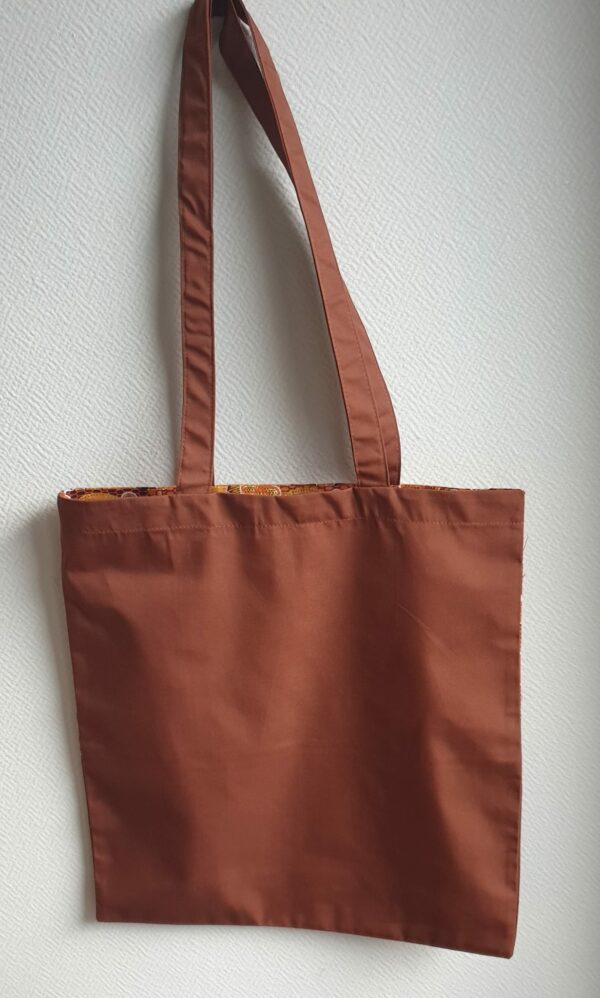 3.3Tote-bag en marron avec poche intérieure. Dimension 41cmx38cm. Création Anjero.